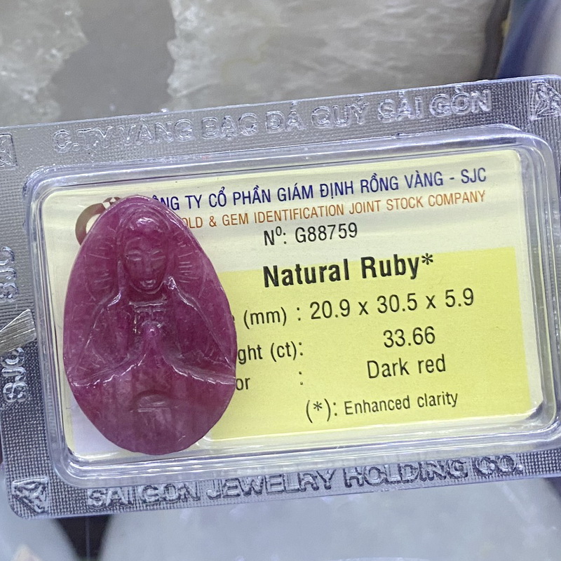 Đức Mẹ đá ruby